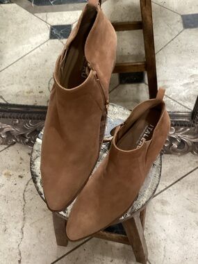 Tan Suede Pointed Ankle suede ankle boots. Le Italian